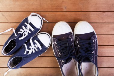 Eski bir ahşap zemin üzerinde ayakkabı tuval