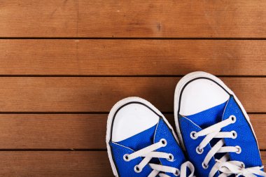 Eski bir ahşap zemin üzerinde ayakkabı tuval