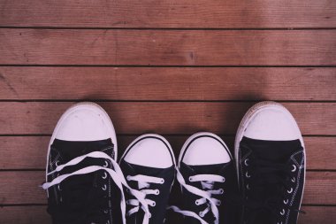 Eski ahşap zemin Vintage Retro filtre üzerinde ayakkabı tuval.