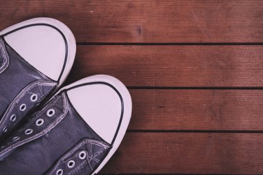 Eski ahşap zemin Vintage Retro filtre üzerinde ayakkabı tuval.