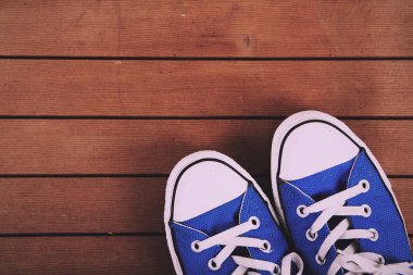 Eski ahşap zemin Vintage Retro filtre üzerinde ayakkabı tuval.