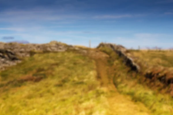 Visa från den kustnära vägen nära Polzeath av fokus. — Stockfoto