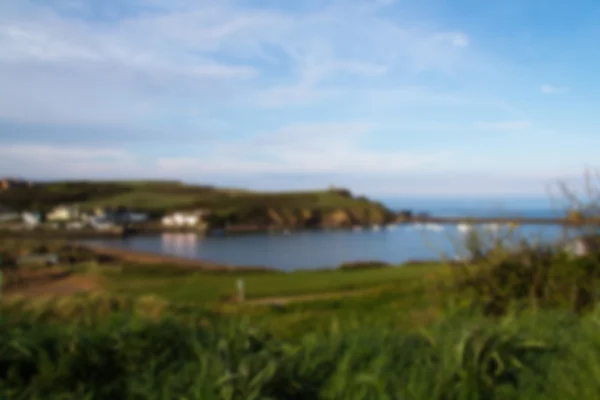 Uitzicht over Bude in Cornwall van de ribben pad onscherp. — Stockfoto