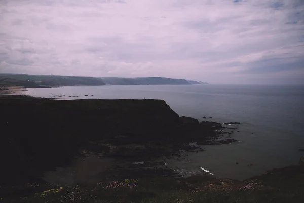 Uitzicht over de kustlijn in de buurt van Widemouth Bay in Cornwall Vintage R — Stockfoto