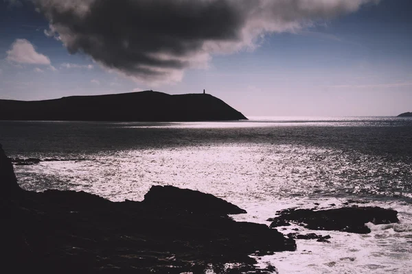 Hermosa vista sobre el mar desde Polzeath Vintage Retro Filter . — Foto de Stock