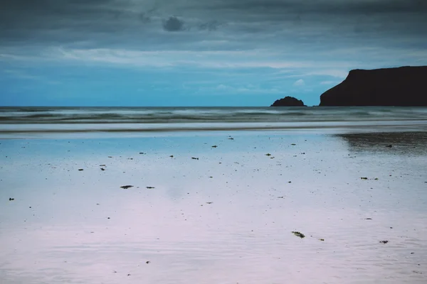 Vista temprana de la mañana de la playa en Polzeath Vintage Retro Filter — Foto de Stock