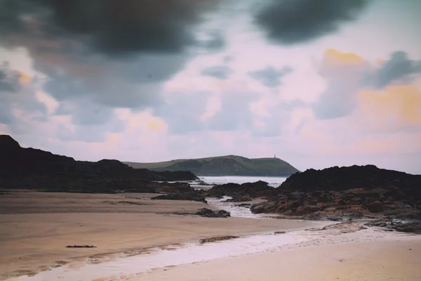 Vista de la mañana temprano sobre la playa en Polzeath Vintage Retro Filt —  Fotos de Stock