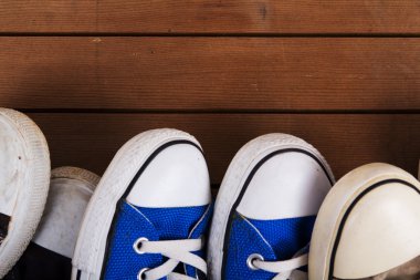 Eski bir ahşap zemin üzerinde ayakkabı tuval