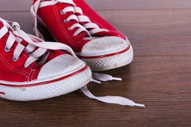 Eski bir ahşap zemin üzerinde ayakkabı tuval