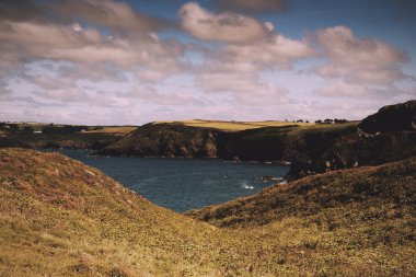 Polzeath yakınındaki kostal yolundan görüntüleyin. Vintage Retro filtre.