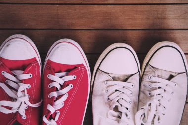 Eski ahşap zemin Vintage Retro filtre üzerinde ayakkabı tuval.