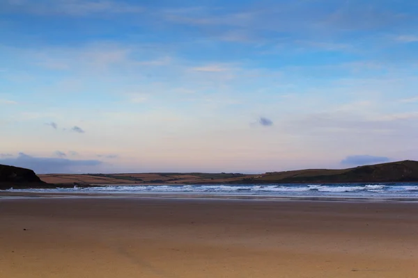 Vista da manhã cedo sobre a praia em Polzeath — Fotografia de Stock