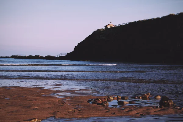 Arena y mar en primera línea de mar en Bude, Cornwall Vintage Retro Fil — Foto de Stock