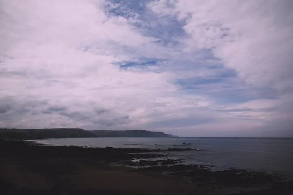 Vista sobre a costa perto de Bude em Cornwall Vintage Retro Filt — Fotografia de Stock