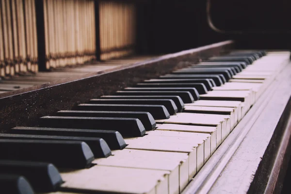 Altes kaputtes ausgemustertes Klavier mit beschädigten Tasten Vintage Retro-Filter. — Stockfoto