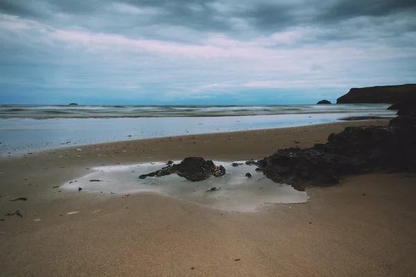 Tidig morgon utsikt över stranden vid Polzeath Vintage Retro Filter — Stockfoto