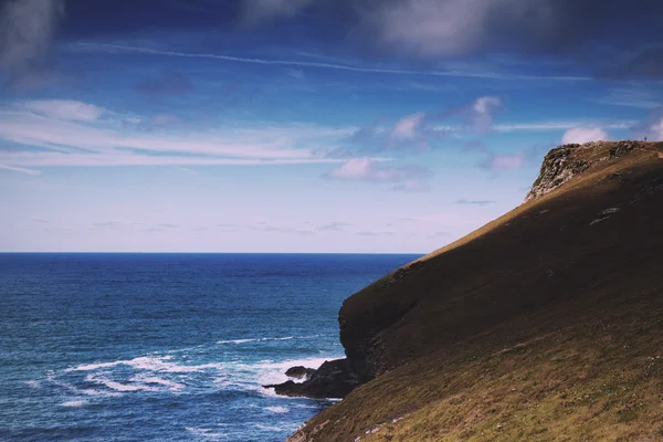 Vista a lo largo de la ruta de la costa desde Polzeath Vintage Retro Filter . —  Fotos de Stock