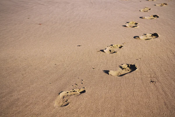 ポルジースの砂の上の足跡ビーチ ヴィンテージ レトロなフィルター. — ストック写真