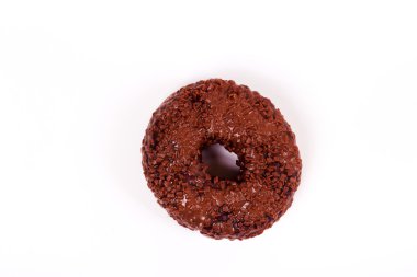 Beyaz bir arka plan üzerinde lezzetli çikolatalı çörek