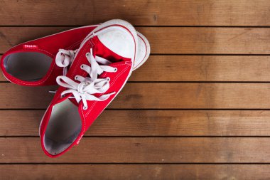 Eski bir ahşap zemin üzerinde ayakkabı tuval