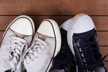 Eski bir ahşap zemin üzerinde ayakkabı tuval