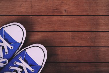 Eski ahşap zemin Vintage Retro filtre üzerinde ayakkabı tuval.