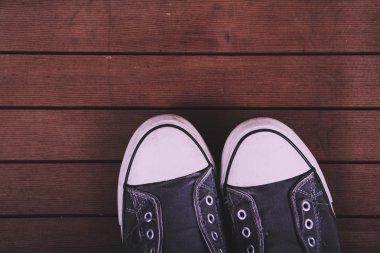 Eski ahşap zemin Vintage Retro filtre üzerinde ayakkabı tuval.