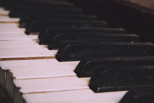 Gamla trasiga nedlagd piano med skadade nycklar Vintage Retro Filter. — Stockfoto