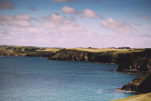 Vue depuis le sentier côtier près de Polzeath. Filtre rétro vintage . — Photo