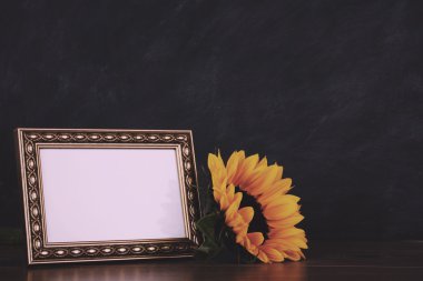 Resim çerçevesi ve ayçiçeği kirli blackboard adam karşı