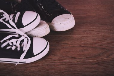 Eski ahşap zemin Vintage Retro filtre üzerinde ayakkabı tuval.