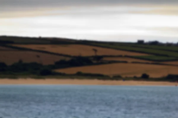 Vista ao longo da costa de Rock perto de Padstow Fora de foco . — Fotografia de Stock