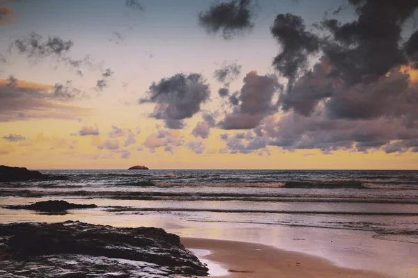 Polzeath 빈티지 복고 필터에서 해변의 이른 아침 보기 — 스톡 사진