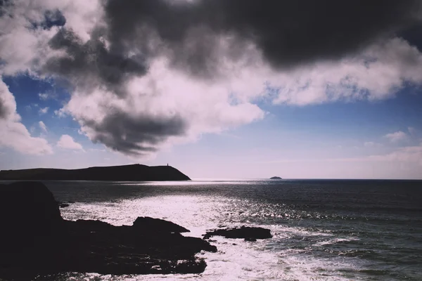 Hermosa vista sobre el mar desde Polzeath Vintage Retro Filter . — Foto de Stock