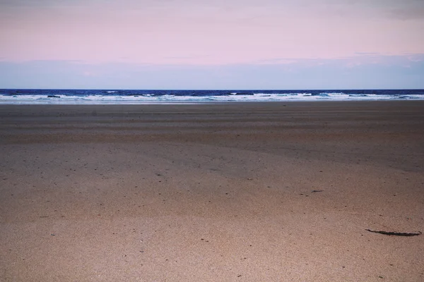 Vista de la mañana temprano sobre la playa en Polzeath Vintage Retro Filt — Foto de Stock