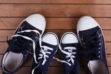 Eski bir ahşap zemin üzerinde ayakkabı tuval