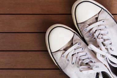 Eski bir ahşap zemin üzerinde ayakkabı tuval