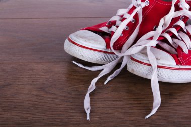 Eski bir ahşap zemin üzerinde ayakkabı tuval