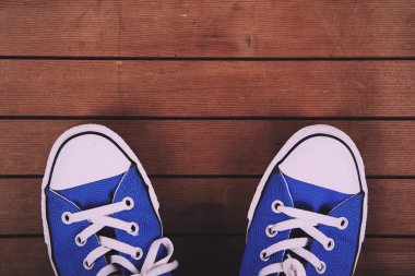 Eski ahşap zemin Vintage Retro filtre üzerinde ayakkabı tuval.