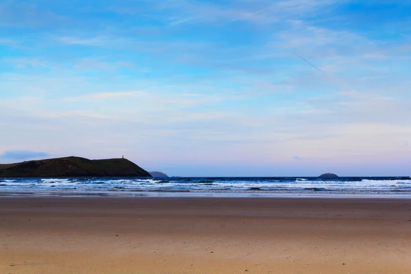 Vista de la mañana temprano sobre la playa en Polzeath — Foto de Stock