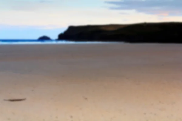 Blick am frühen Morgen über den Strand von Polzeath unscharf. — Stockfoto