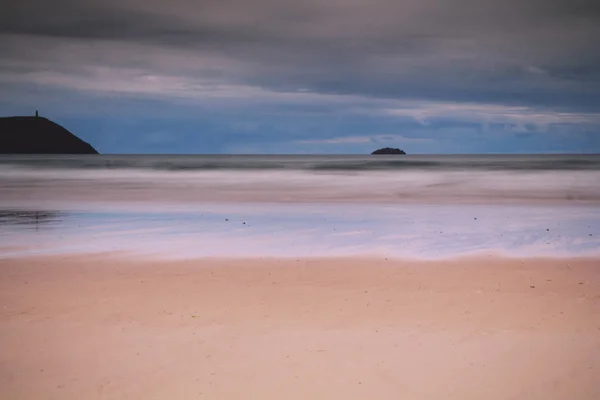 Vista matinal da praia no Polzeath Vintage Retro Filter — Fotografia de Stock