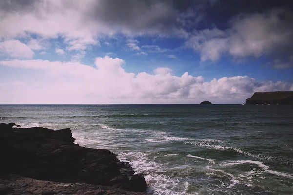 Hermosa vista sobre el mar desde Polzeath Vintage Retro Filter . — Foto de Stock