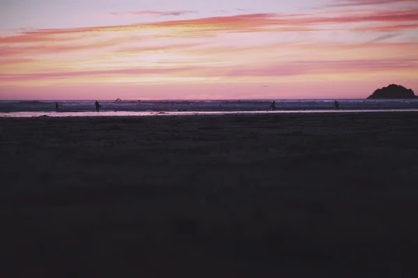 Colorido atardecer sobre la playa en Polzeath Vintage Retro Filter — Foto de Stock