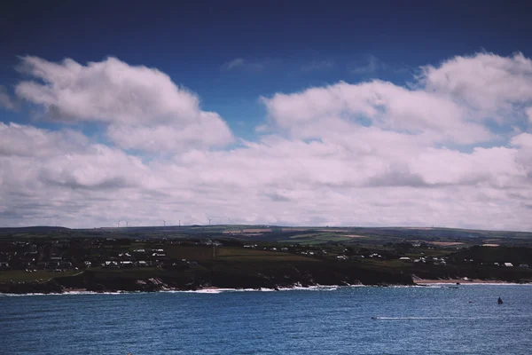 Vista desde la ruta costera cerca de Polzeath Vintage Retro Filter . —  Fotos de Stock