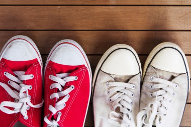 Eski bir ahşap zemin üzerinde ayakkabı tuval