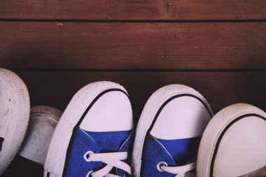 Eski ahşap zemin Vintage Retro filtre üzerinde ayakkabı tuval.