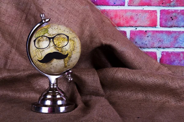 Globus z wąsami czarny hipster — Zdjęcie stockowe