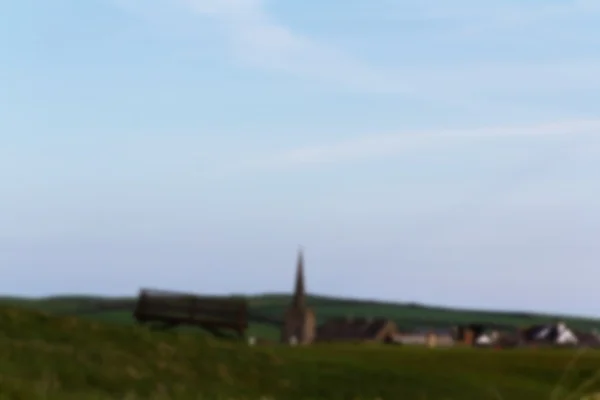 Blick auf eine Kirche in Bude vom Golfplatz aus unscharf. — Stockfoto