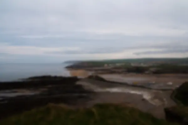 Vista sobre Summerleaze beach at Bude in Cornwall Fora de foco . — Fotografia de Stock